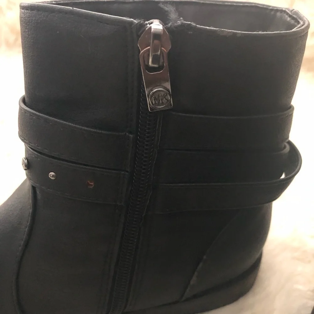 𝅺michael Kors buckle bootie